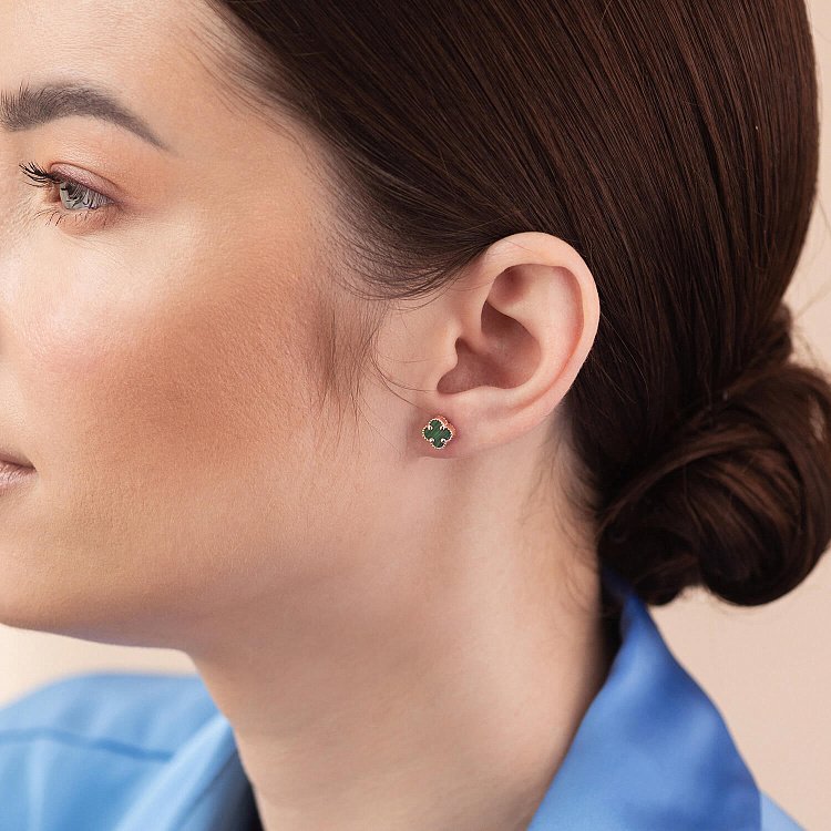 Cерьги - пусеты "Клевер" с малахитом mini (красное золото) с08404 от ювелирного магазина Оникс - 1