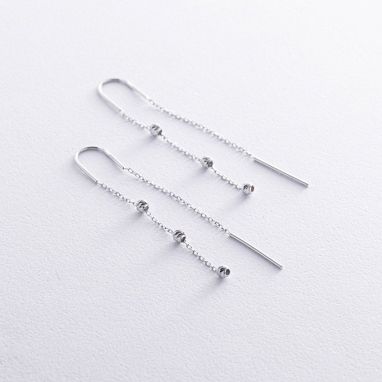 Висячие серьги с шариками в белом золоте (протяжки) с08337 от ювелирного магазина Оникс