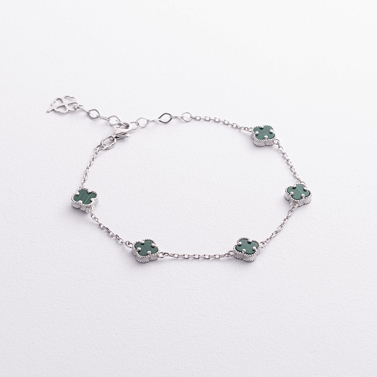 Серебряный браслет "Клевер" (малахит) 141843 от ювелирного магазина Оникс