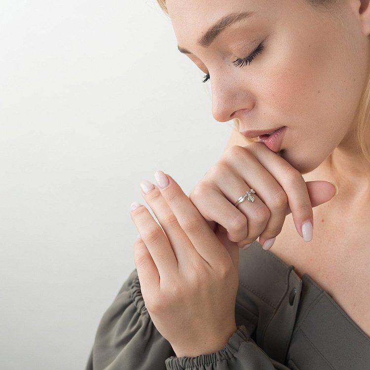 Серебряное кольцо "Сердечко" 112011 от ювелирного магазина Оникс - 2