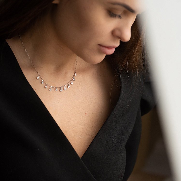 Серебряное колье с фианитами 18566 от ювелирного магазина Оникс - 9