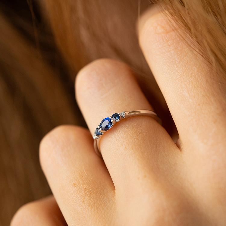 Золотое кольцо с бриллиантами и сапфирами кб0566lg от ювелирного магазина Оникс - 1