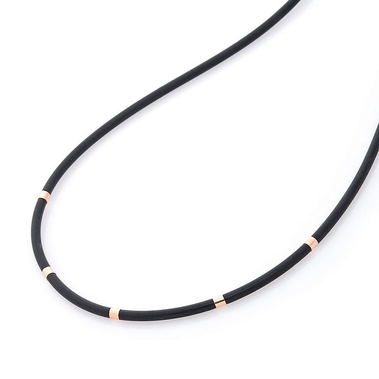 Каучуковый шнурок с золотыми вставками кол01361 от ювелирного магазина Оникс