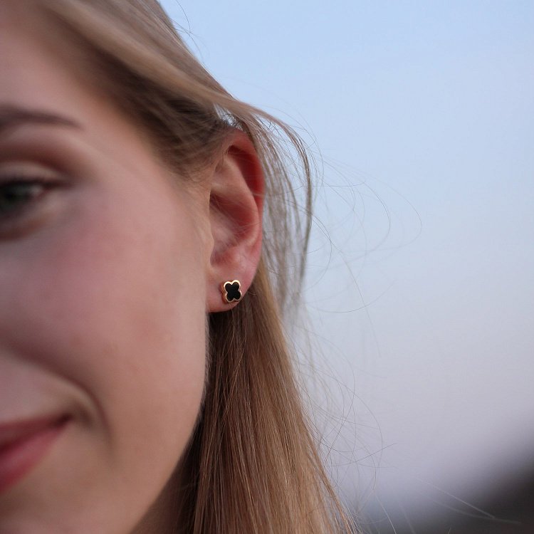 Золотые серьги - пусеты Клевер с эмалью с06503 от ювелирного магазина Оникс - 1