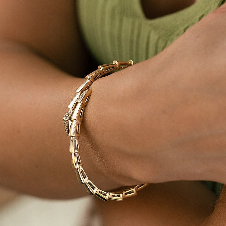 Жесткий браслет "Змея" в желтом золоте (фианиты) б05272 от ювелирного магазина Оникс - 1