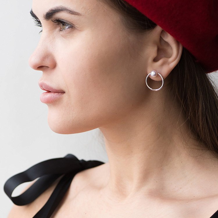 Серебряные серьги-пусеты "Круговорот" с жемчугом 122636 от ювелирного магазина Оникс - 11