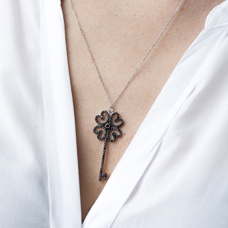 Срібне кольє "Ключик-конюшина" (фіаніти) 18466 від ювелірного магазину Онікс