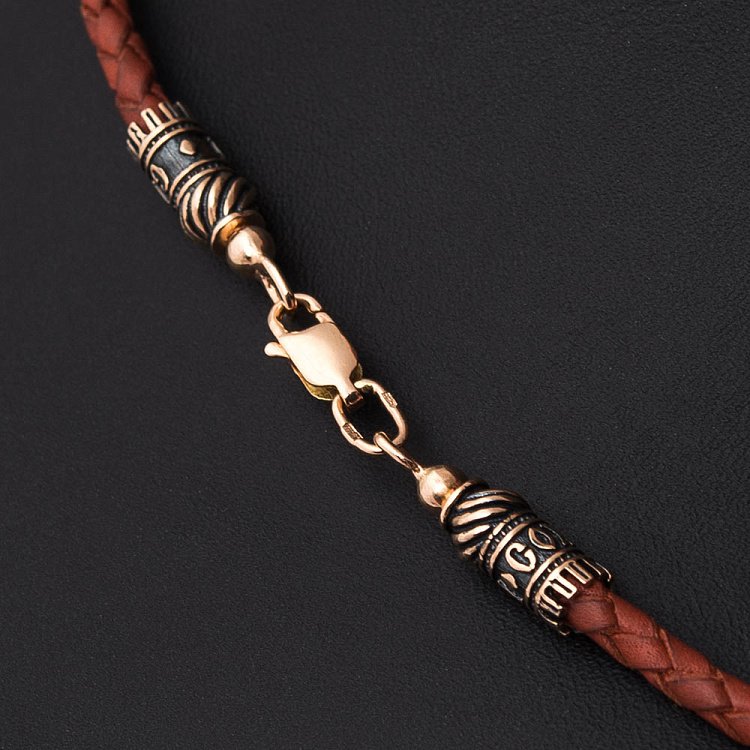 Кожаный красный шнурок с золотой застежкой "Спаси и сохрани" (3 мм) кол00941 от ювелирного магазина Оникс - 1