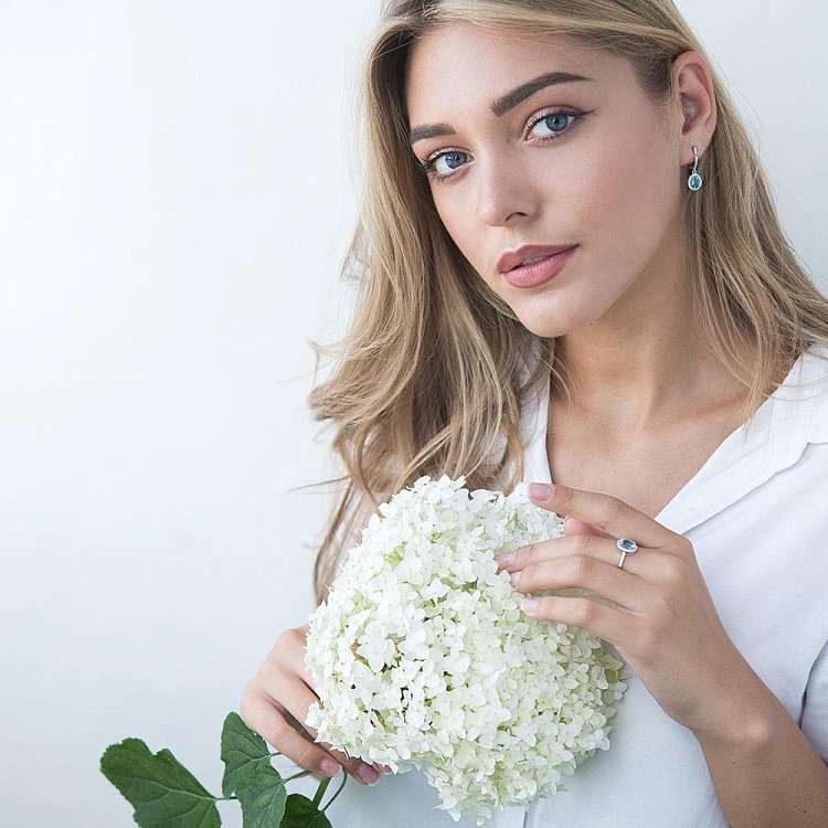 Золотое кольцо с голубым топазом и фианитами к05082 от ювелирного магазина Оникс - 2