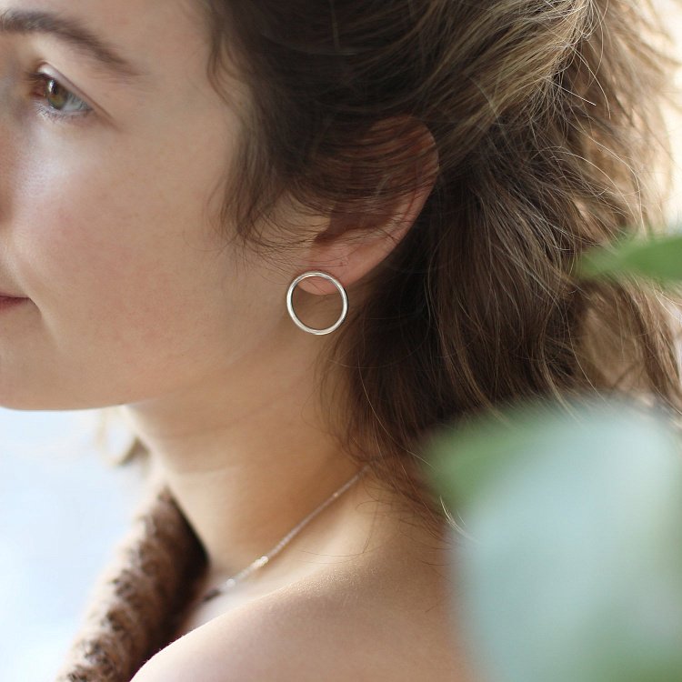 Серьги - пусеты Большой круговорот в серебре 1.9 см 122547 от ювелирного магазина Оникс - 25