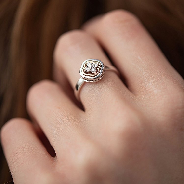 Золота каблучка "Конюшина" з діамантами 234401121 від ювелірного магазину Онікс - 4