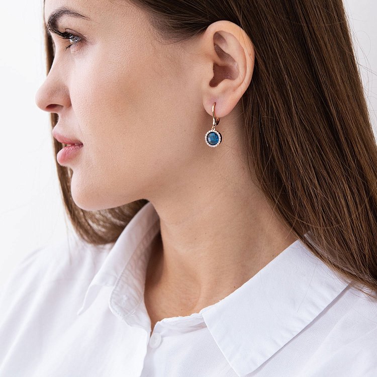 Золоті сережки з білими і синіми фіанітами с07457 від ювелірного магазину Онікс - 2