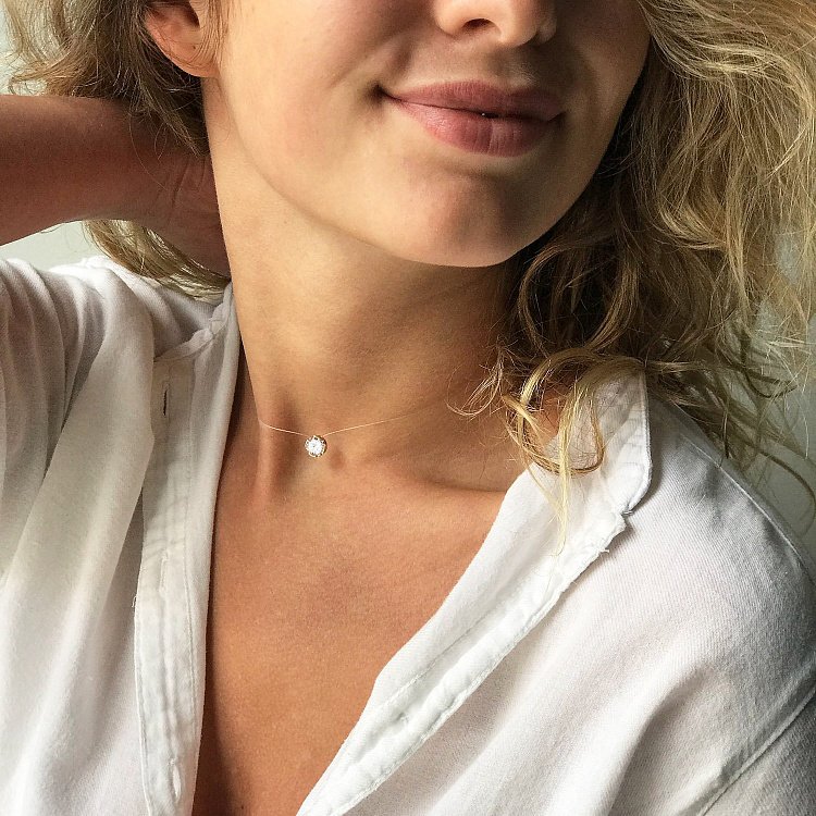 Камушек на леске (фианит в золоте) кол01056 от ювелирного магазина Оникс