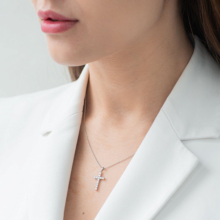 Золотий хрестик з діамантами п110d від ювелірного магазину Онікс - 1