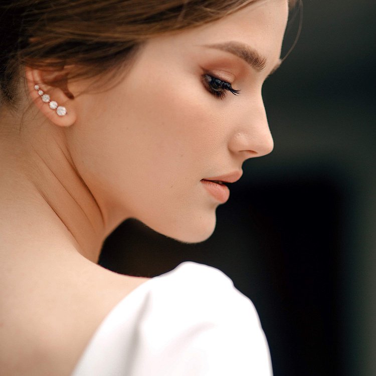 Срібні сережки - клаймбери з фіанітами 121619 від ювелірного магазину Онікс