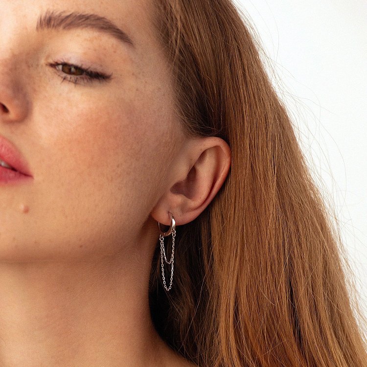 Сережки - кільця з ланцюжками в білому золоті с08919 від ювелірного магазину Онікс - 1