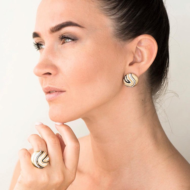 Золоті сережки з фіанітами і емаллю с02888 від ювелірного магазину Онікс - 3