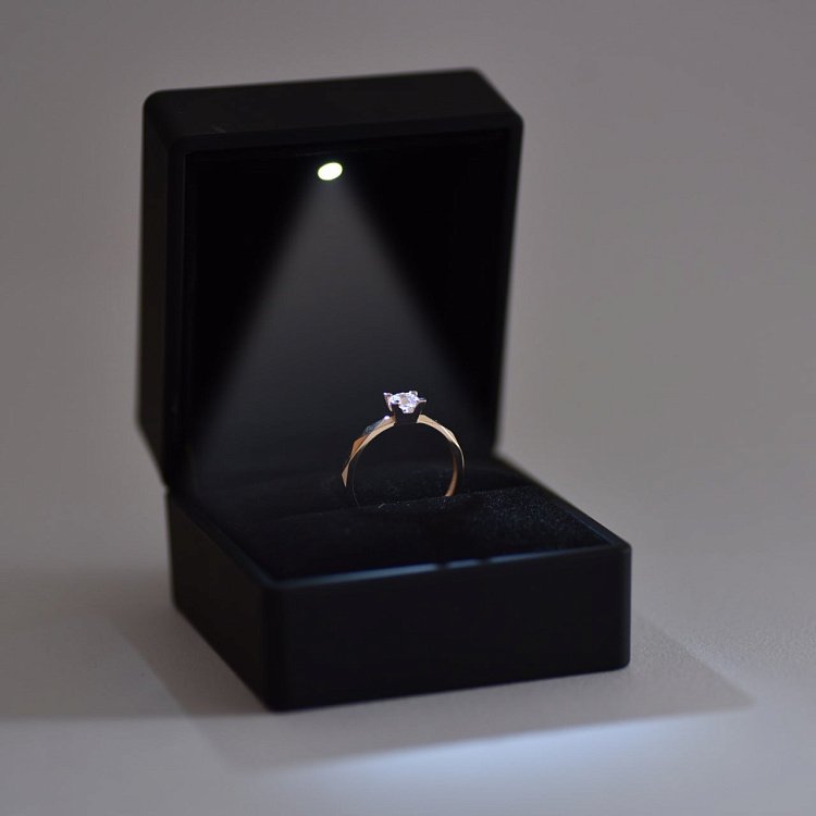 Чорний футляр для прикрас з підсвічуванням chfutlyar від ювелірного магазину Онікс - 3