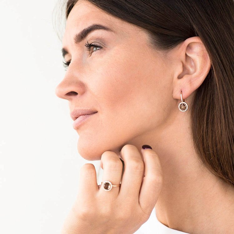 Золотое кольцо с раухтопазом и фианитами 14032138р от ювелирного магазина Оникс - 1