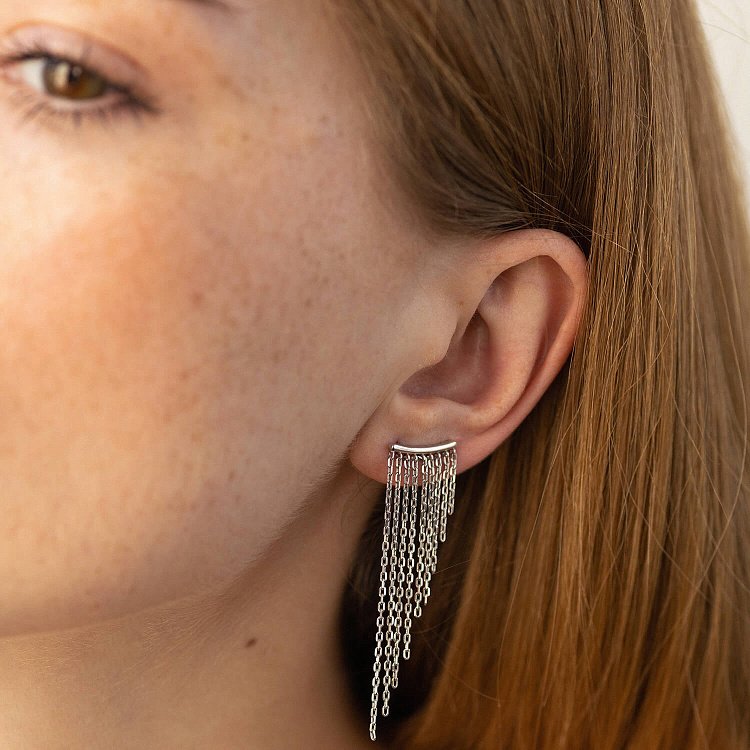 Серебряные серьги - клаймберы с цепочками OR113060 от ювелирного магазина Оникс