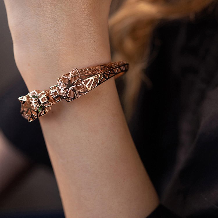 Жесткий браслет "Пантера" в красном золоте (фианиты) б05220 от ювелирного магазина Оникс - 1