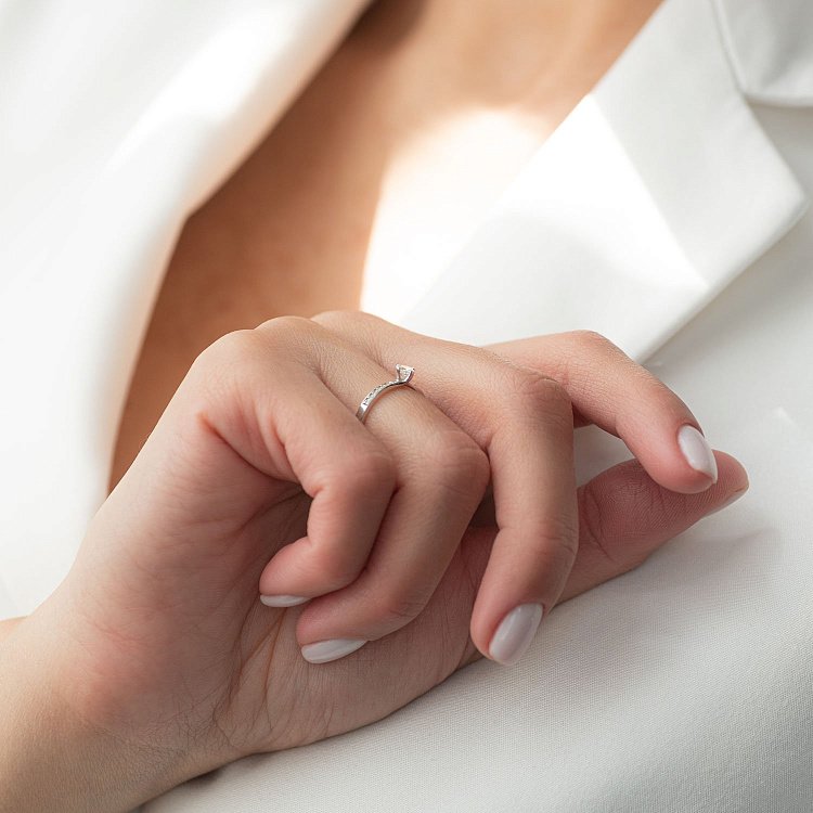 Помолвочное золотое кольцо с бриллиантами кб03045 от ювелирного магазина Оникс - 1