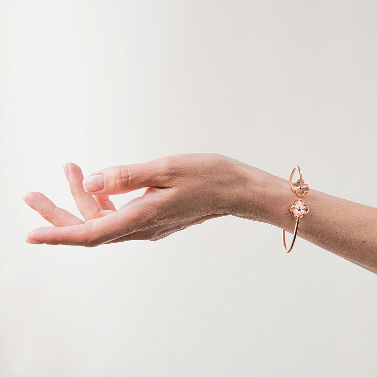 Жесткий браслет "Клевер" в красном золоте б05666 от ювелирного магазина Оникс - 1