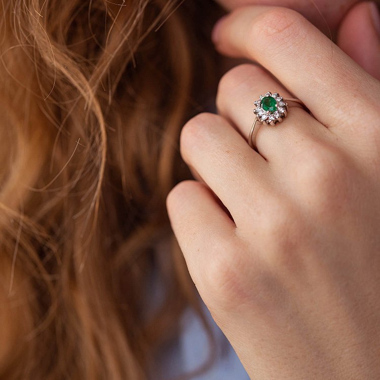 Золотое кольцо с изумрудом и бриллиантами к287 - 1 Золотое кольцо с изумрудом и бриллиантами к287 от ювелирного магазина Оникс - 1