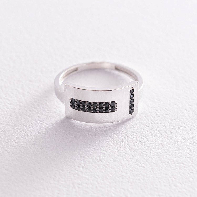 Кольцо в белом золоте с черными фианитами к06699 от ювелирного магазина Оникс