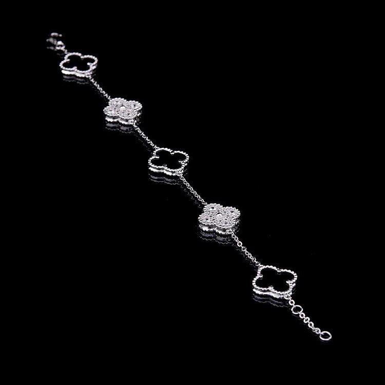 Серебряный браслет "Клевер" с ониксом и фианитами 14990 от ювелирного магазина Оникс - 1