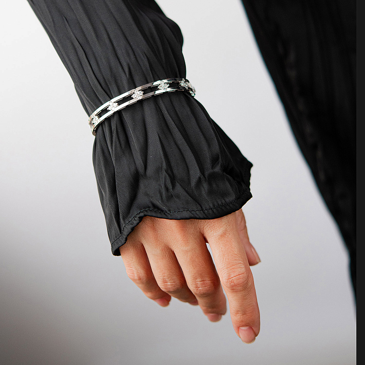 Жесткий браслет "Клевер" в белом золоте (фианиты) б05746 от ювелирного магазина Оникс - 1