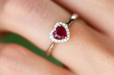 Что известно о кольце с бриллиантом? Подбираем для себя изысканный аксессуар