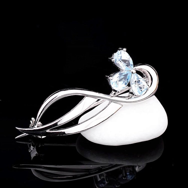 Серебряная брошь с голубым топазом 16063 от ювелирного магазина Оникс