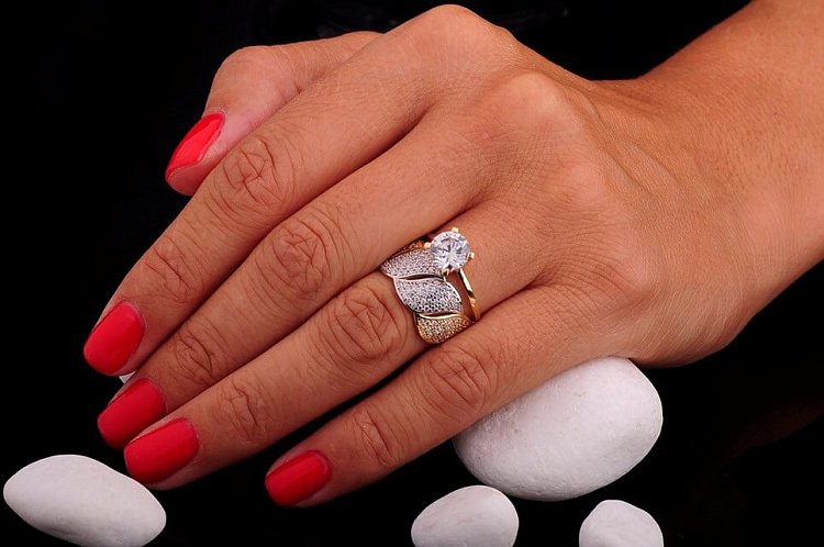 Каблучка з білого і жовтого золота з фіанітами к03291 від ювелірного магазину Онікс - 9