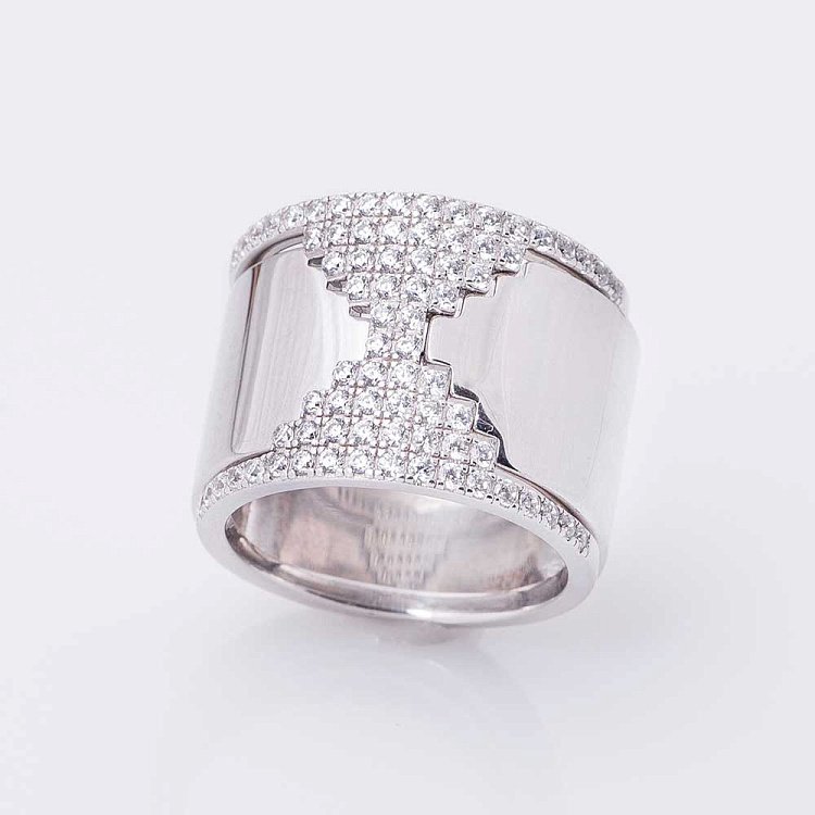 Срібний перстень з фіанітами 111880 від ювелірного магазину Онікс