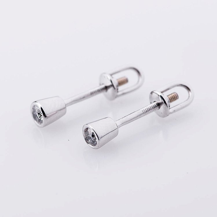 Золотые серьги-гвоздики с бриллиантами е0687б от ювелирного магазина Оникс - 1