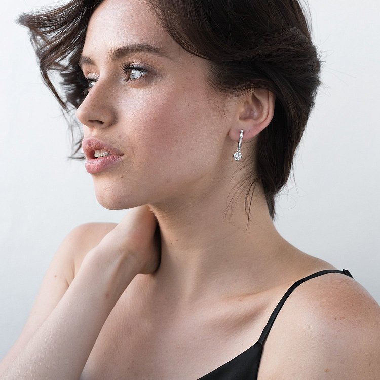 Срібні сережки з фіанітами 122451 від ювелірного магазину Онікс - 2