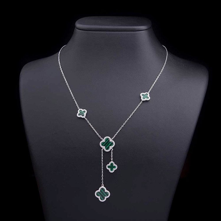 Срібне кольє "Конюшина" з фіанітами і ім. малахіту 18338 від ювелірного магазину Онікс