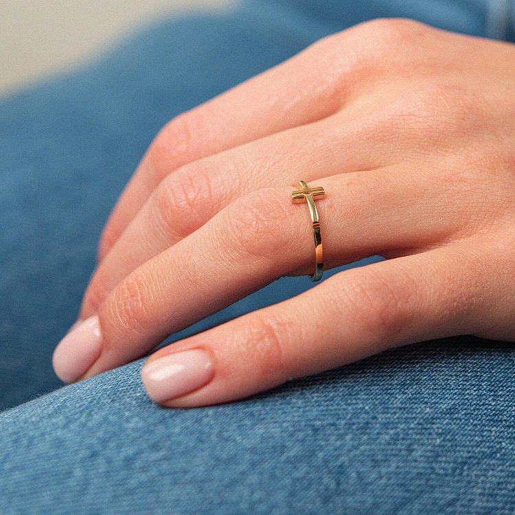 Кольцо "Крестик" в желтом золоте к07204 от ювелирного магазина Оникс - 1