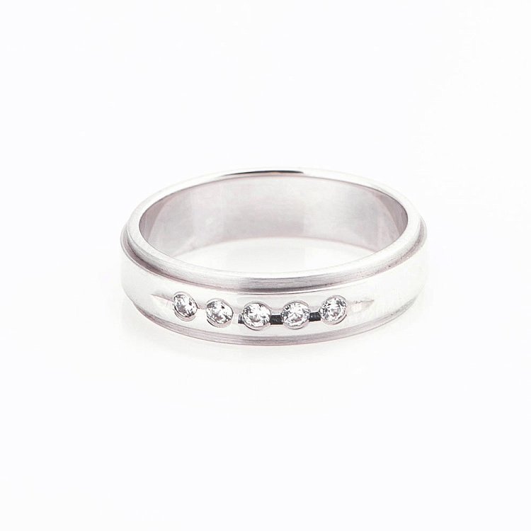 Золотое обручальное кольцо с фианитами - актуальное обр000341 - 1 Золотое обручальное кольцо с фианитами - актуальное обр000341 от ювелирного магазина Оникс - 1