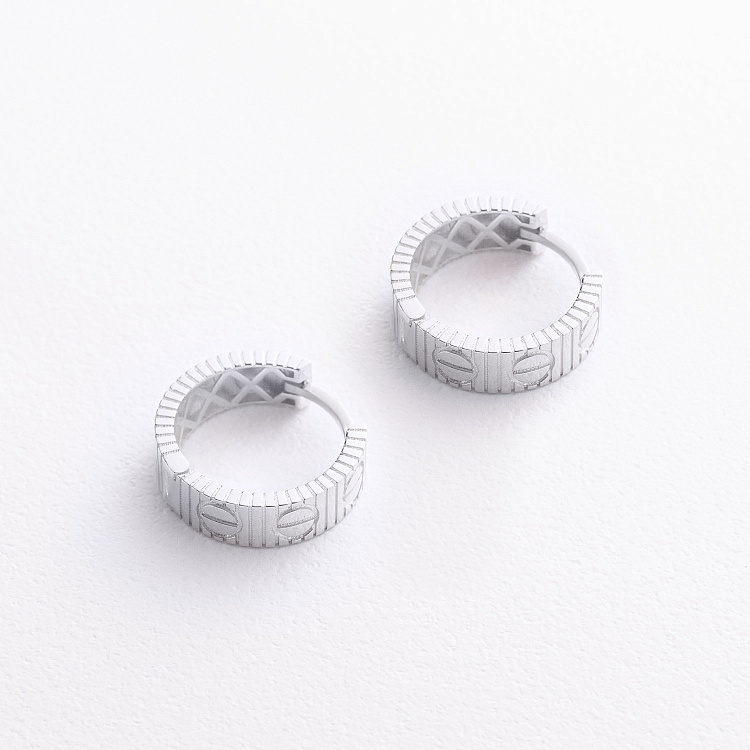 Сережки - кільця "Love" у білому золоті с09702 від ювелірного магазину Онікс - 1