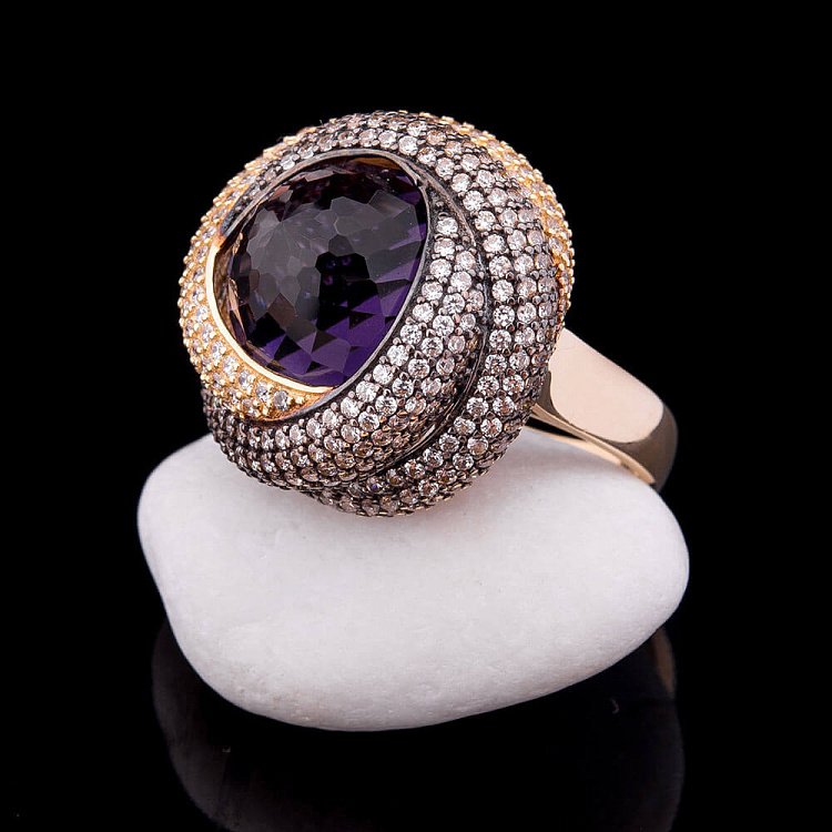 Эксклюзивное золотое кольцо (фианиты) к03896 от ювелирного магазина Оникс