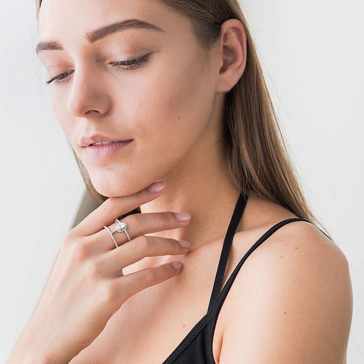 Срібний перстень з фіанітами 111732 від ювелірного магазину Онікс