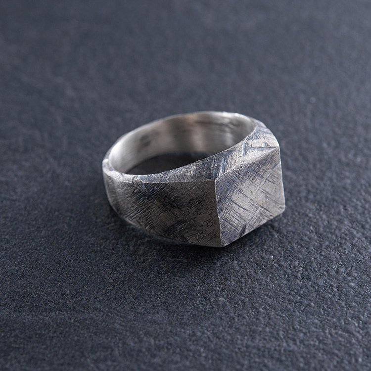 Чоловіча срібна печатка 112722 від ювелірного магазину Онікс - 2