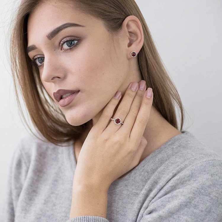 Золотое кольцо с гранатом и фианитами 14030104гранат - 1 Золотое кольцо с гранатом и фианитами 14030104гранат от ювелирного магазина Оникс - 1