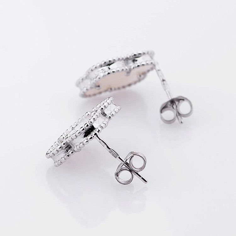 Сережки з перламутром (родій) "Конюшина" 121541 від ювелірного магазину Онікс - 1