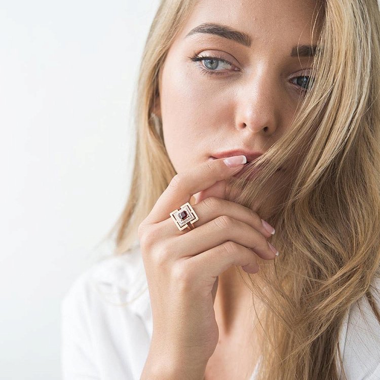 Золота каблучка (піроп, фіаніти) к04663 від ювелірного магазину Онікс - 3