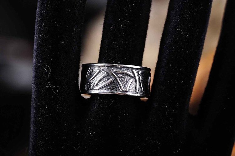 Кольцо с узором 11782 - 1 Кольцо с узором 11782 от ювелирного магазина Оникс - 1