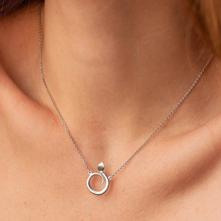 Серебряное колье "Змея" 908-01392 от ювелирного магазина Оникс - 3