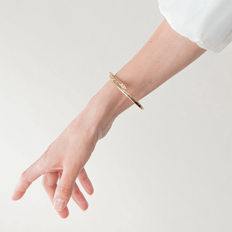 Жесткий браслет "Змея" в желтом золоте (фианиты) б05622 - 5 Жесткий браслет "Змея" в желтом золоте (фианиты) б05622 от ювелирного магазина Оникс - 5